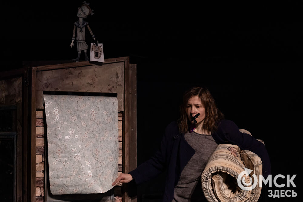 В рамках фестиваля моноспектаклей ЧАТ показали спектакль "Пыль" . Это история о нелёгкой судьбе немецкой писательницы Ирмгард Койн. Главную роль исполнила актриса из сериала "Слово пацана. Кровь на асфальте" (18+) Руслана Доронина. Фото: Елизавета Медведева