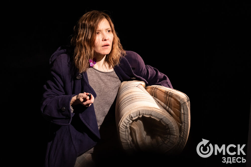 В рамках фестиваля моноспектаклей ЧАТ показали спектакль "Пыль" . Это история о нелёгкой судьбе немецкой писательницы Ирмгард Койн. Главную роль исполнила актриса из сериала "Слово пацана. Кровь на асфальте" (18+) Руслана Доронина. Фото: Елизавета Медведева