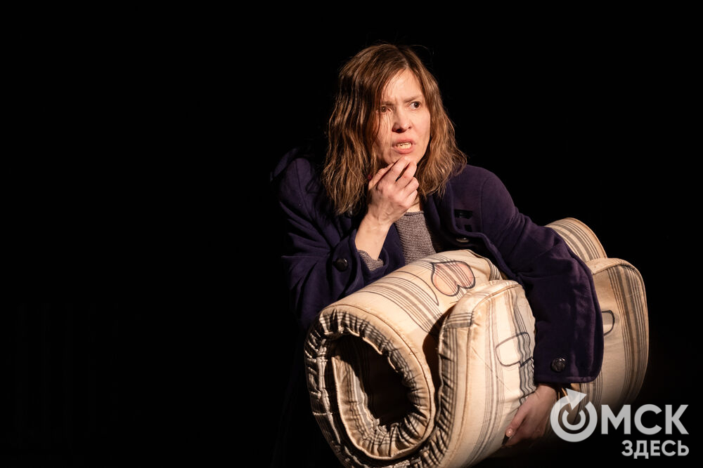 В рамках фестиваля моноспектаклей ЧАТ показали спектакль "Пыль" . Это история о нелёгкой судьбе немецкой писательницы Ирмгард Койн. Главную роль исполнила актриса из сериала "Слово пацана. Кровь на асфальте" (18+) Руслана Доронина. Фото: Елизавета Медведева