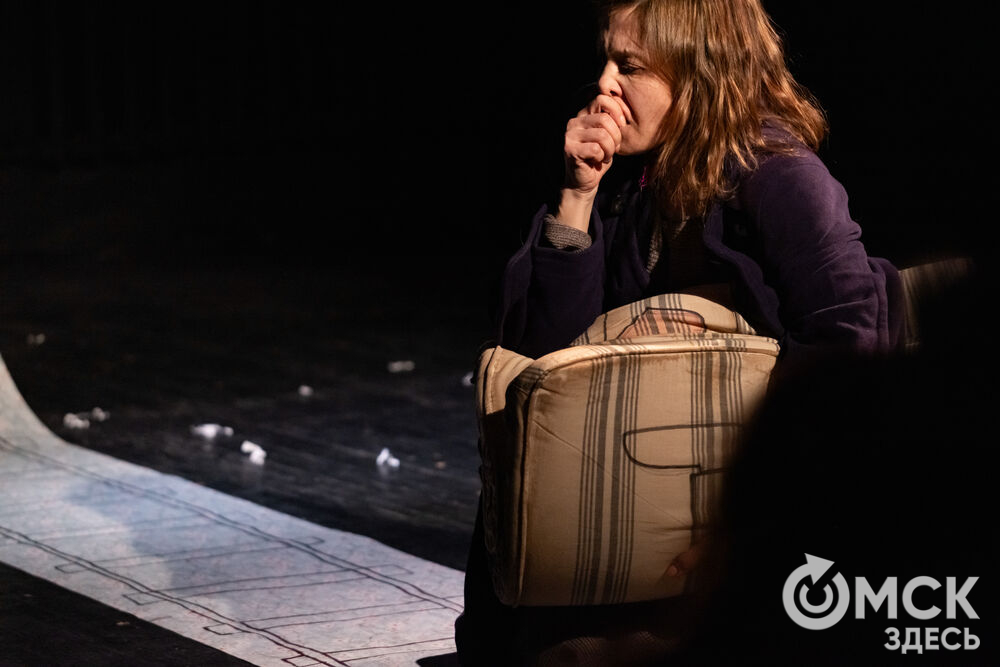 В рамках фестиваля моноспектаклей ЧАТ показали спектакль "Пыль" . Это история о нелёгкой судьбе немецкой писательницы Ирмгард Койн. Главную роль исполнила актриса из сериала "Слово пацана. Кровь на асфальте" (18+) Руслана Доронина. Фото: Елизавета Медведева