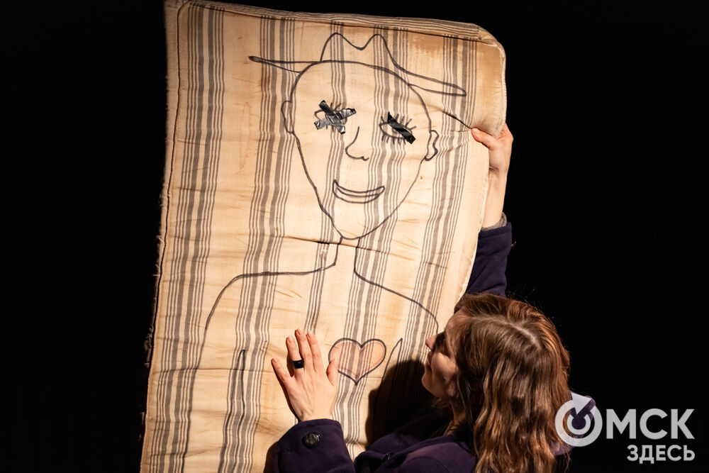 В рамках фестиваля моноспектаклей ЧАТ показали спектакль "Пыль" . Это история о нелёгкой судьбе немецкой писательницы Ирмгард Койн. Главную роль исполнила актриса из сериала "Слово пацана. Кровь на асфальте" (18+) Руслана Доронина. Фото: Елизавета Медведева