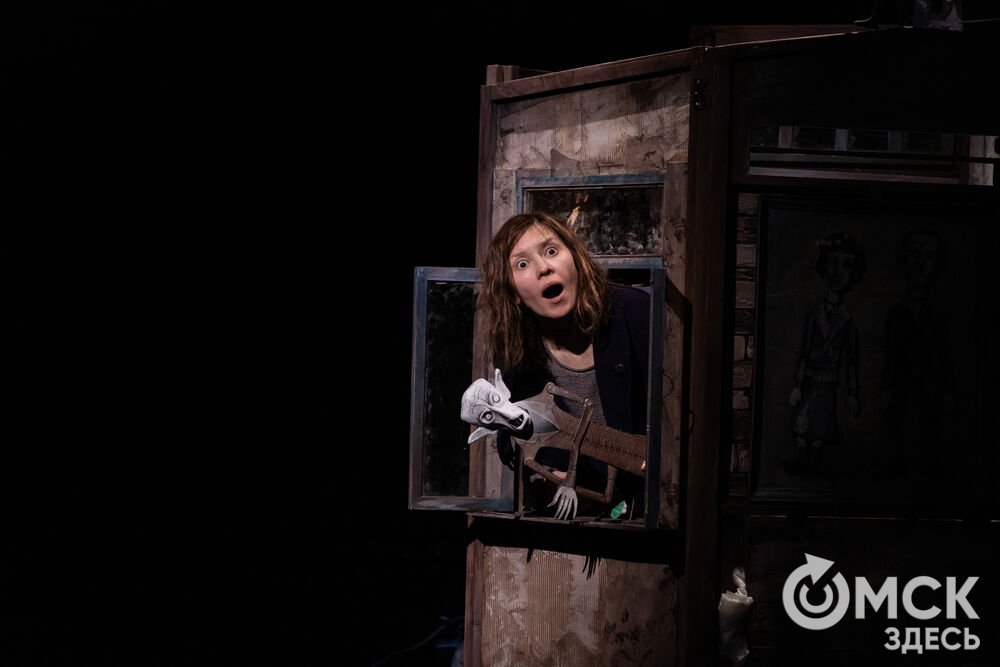 В рамках фестиваля моноспектаклей ЧАТ показали спектакль "Пыль" . Это история о нелёгкой судьбе немецкой писательницы Ирмгард Койн. Главную роль исполнила актриса из сериала "Слово пацана. Кровь на асфальте" (18+) Руслана Доронина. Фото: Елизавета Медведева