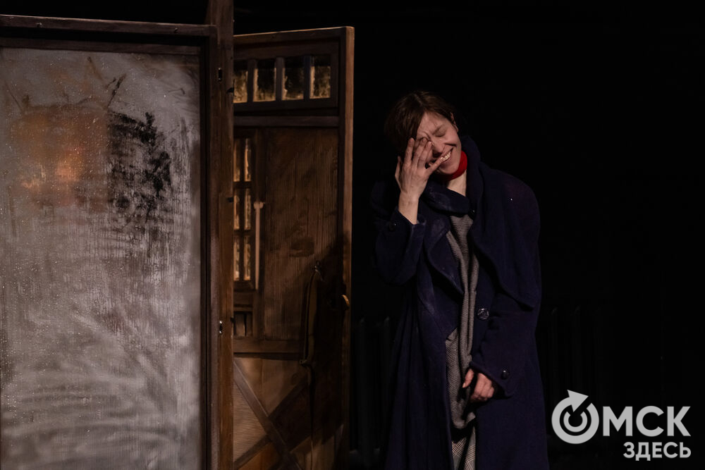 В рамках фестиваля моноспектаклей ЧАТ показали спектакль "Пыль" . Это история о нелёгкой судьбе немецкой писательницы Ирмгард Койн. Главную роль исполнила актриса из сериала "Слово пацана. Кровь на асфальте" (18+) Руслана Доронина. Фото: Елизавета Медведева