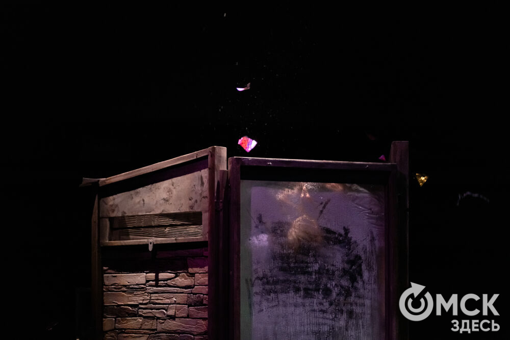 В рамках фестиваля моноспектаклей ЧАТ показали спектакль "Пыль" . Это история о нелёгкой судьбе немецкой писательницы Ирмгард Койн. Главную роль исполнила актриса из сериала "Слово пацана. Кровь на асфальте" (18+) Руслана Доронина. Фото: Елизавета Медведева