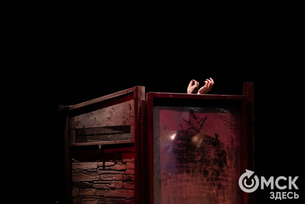 В рамках фестиваля моноспектаклей ЧАТ показали спектакль "Пыль" . Это история о нелёгкой судьбе немецкой писательницы Ирмгард Койн. Главную роль исполнила актриса из сериала "Слово пацана. Кровь на асфальте" (18+) Руслана Доронина. Фото: Елизавета Медведева