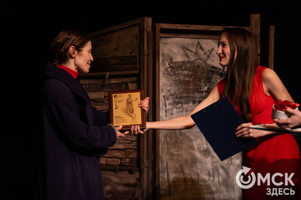 В рамках фестиваля моноспектаклей ЧАТ показали спектакль "Пыль" . Это история о нелёгкой судьбе немецкой писательницы Ирмгард Койн. Главную роль исполнила актриса из сериала "Слово пацана. Кровь на асфальте" (18+) Руслана Доронина. Фото: Елизавета Медведева