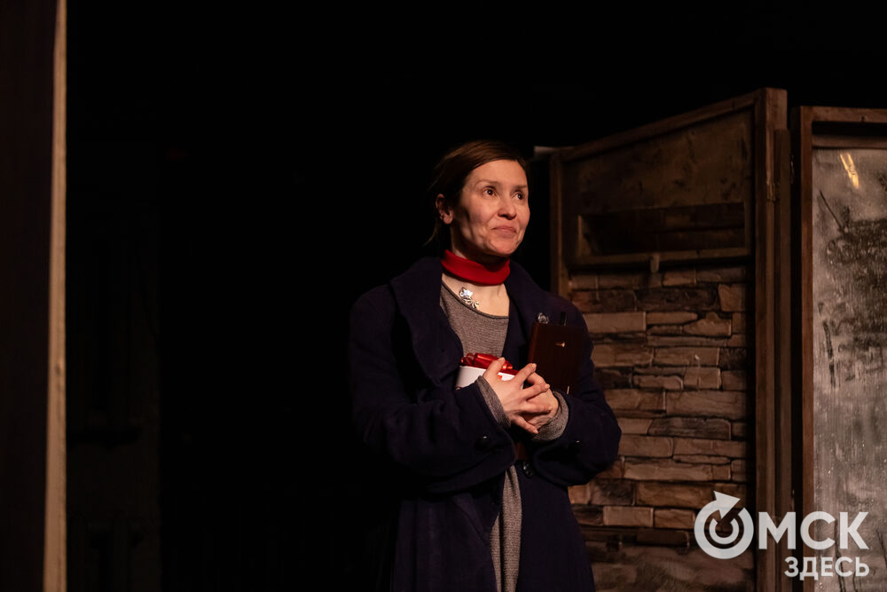 В рамках фестиваля моноспектаклей ЧАТ показали спектакль "Пыль" . Это история о нелёгкой судьбе немецкой писательницы Ирмгард Койн. Главную роль исполнила актриса из сериала "Слово пацана. Кровь на асфальте" (18+) Руслана Доронина. Фото: Елизавета Медведева