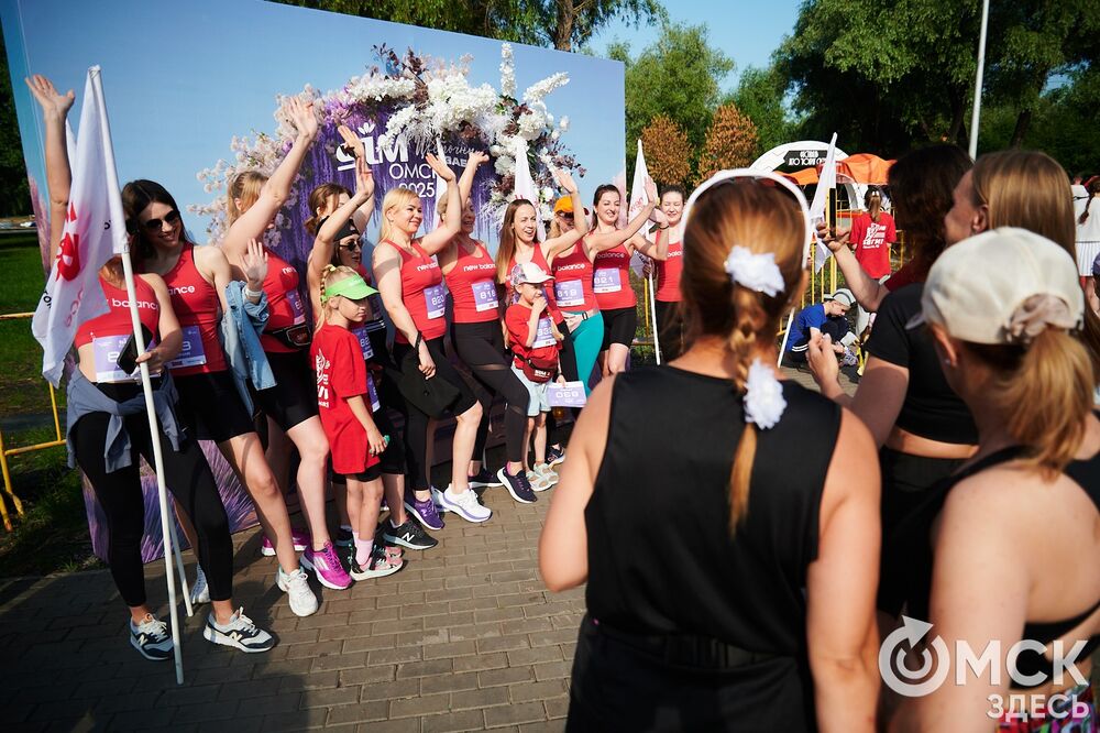 15 июня на Зелёном острове состоялся ежегодный Цветочный забег , в котором принимают участие только женщины. Фото: Илья Петров