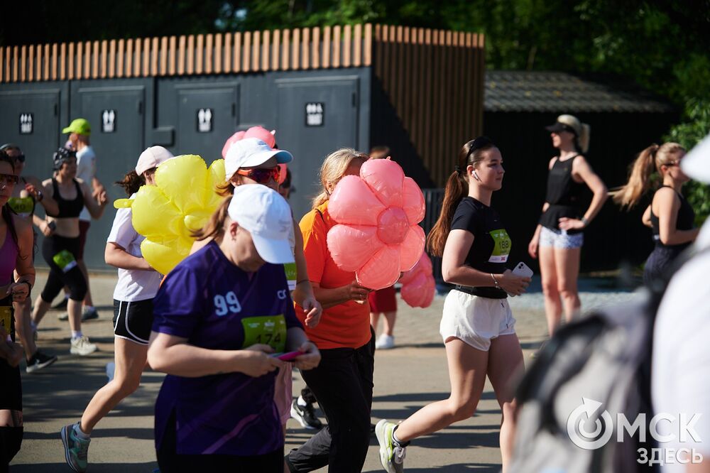 15 июня на Зелёном острове состоялся ежегодный Цветочный забег , в котором принимают участие только женщины. Фото: Илья Петров