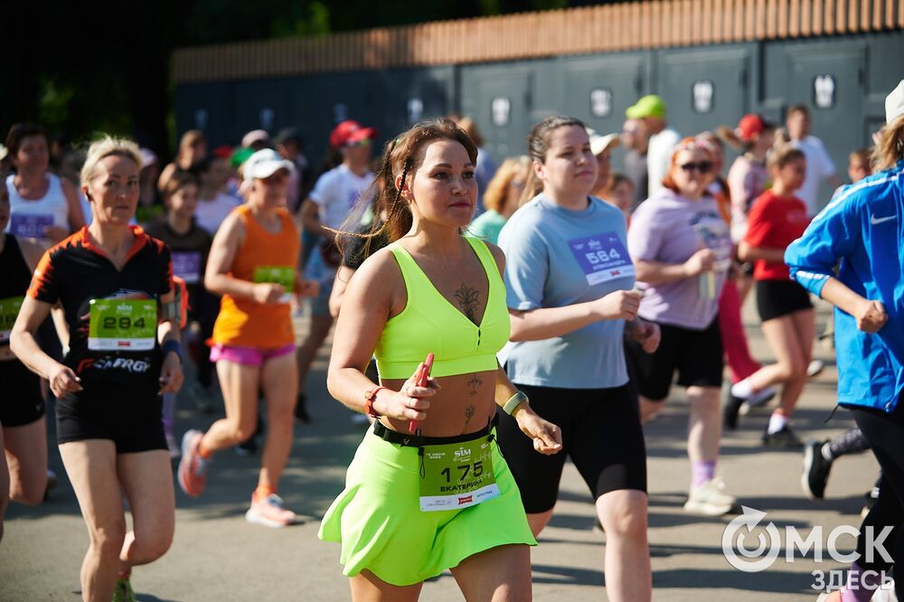 15 июня на Зелёном острове состоялся ежегодный Цветочный забег , в котором принимают участие только женщины. Фото: Илья Петров