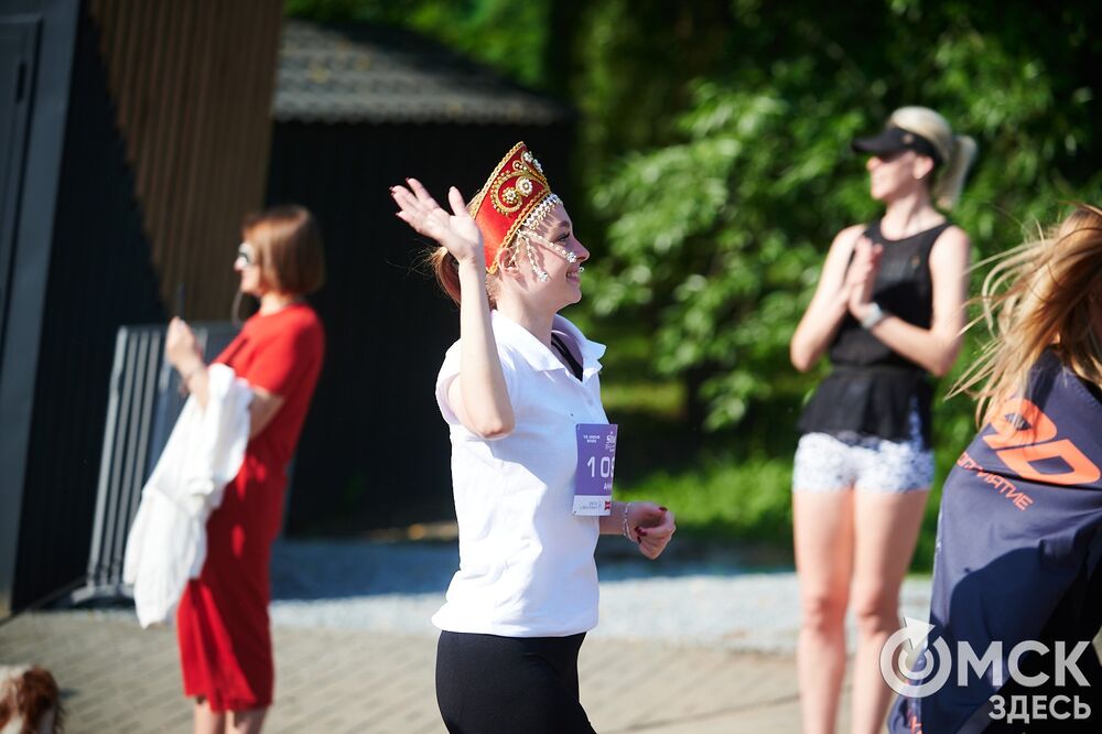 15 июня на Зелёном острове состоялся ежегодный Цветочный забег , в котором принимают участие только женщины. Фото: Илья Петров