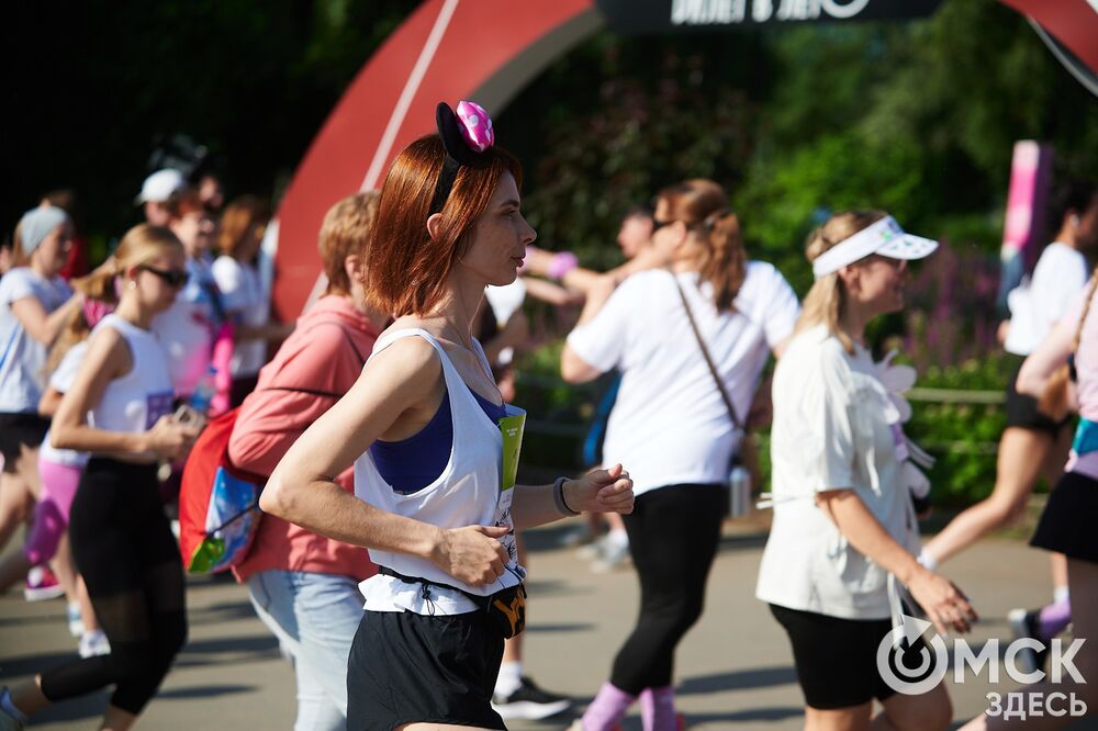 15 июня на Зелёном острове состоялся ежегодный Цветочный забег , в котором принимают участие только женщины. Фото: Илья Петров