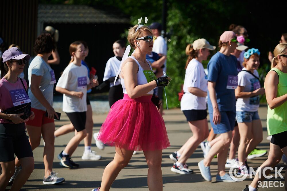 15 июня на Зелёном острове состоялся ежегодный Цветочный забег , в котором принимают участие только женщины. Фото: Илья Петров