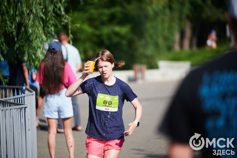 15 июня на Зелёном острове состоялся ежегодный Цветочный забег , в котором принимают участие только женщины. Фото: Илья Петров