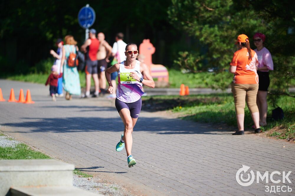 15 июня на Зелёном острове состоялся ежегодный Цветочный забег , в котором принимают участие только женщины. Фото: Илья Петров
