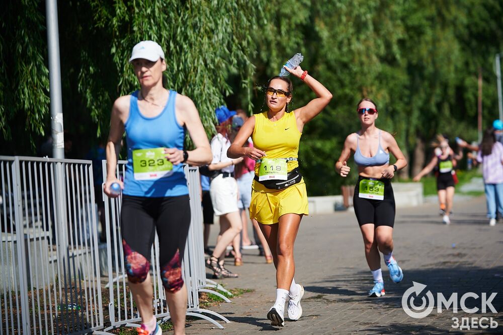 15 июня на Зелёном острове состоялся ежегодный Цветочный забег , в котором принимают участие только женщины. Фото: Илья Петров