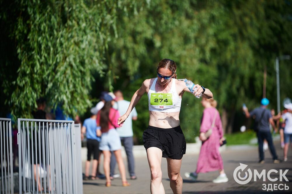 15 июня на Зелёном острове состоялся ежегодный Цветочный забег , в котором принимают участие только женщины. Фото: Илья Петров