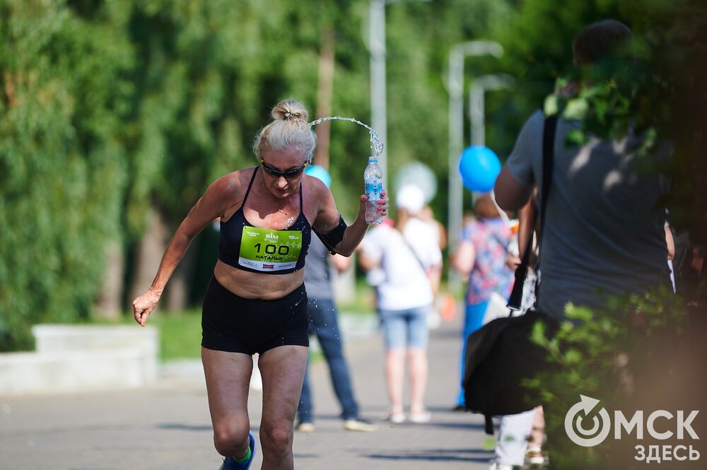 15 июня на Зелёном острове состоялся ежегодный Цветочный забег , в котором принимают участие только женщины. Фото: Илья Петров