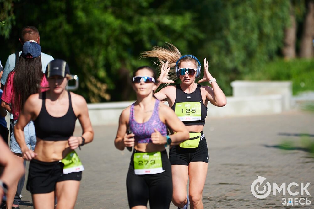 15 июня на Зелёном острове состоялся ежегодный Цветочный забег , в котором принимают участие только женщины. Фото: Илья Петров