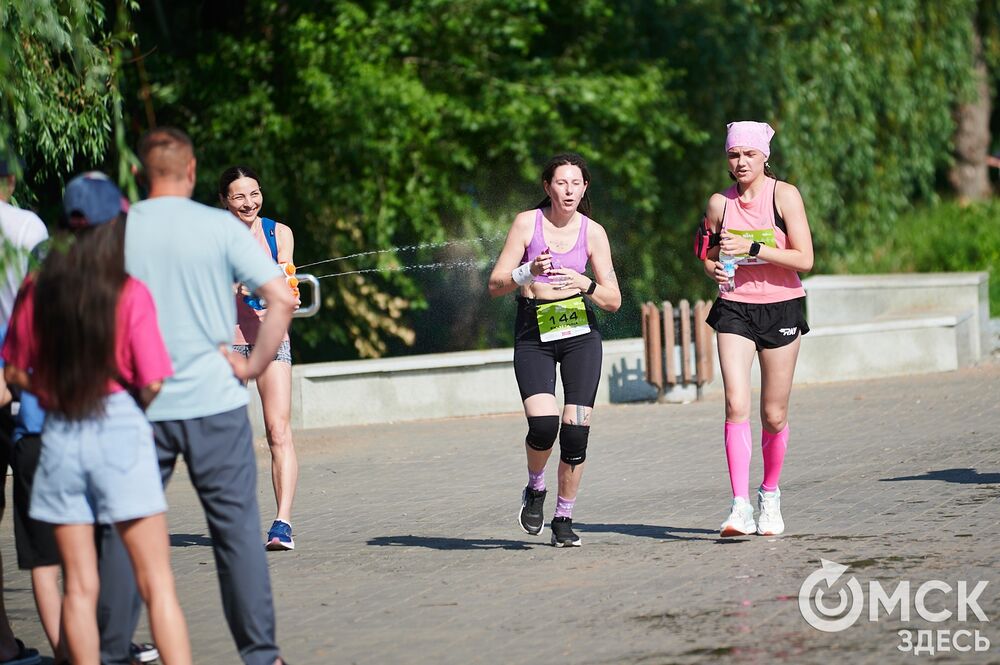 15 июня на Зелёном острове состоялся ежегодный Цветочный забег , в котором принимают участие только женщины. Фото: Илья Петров