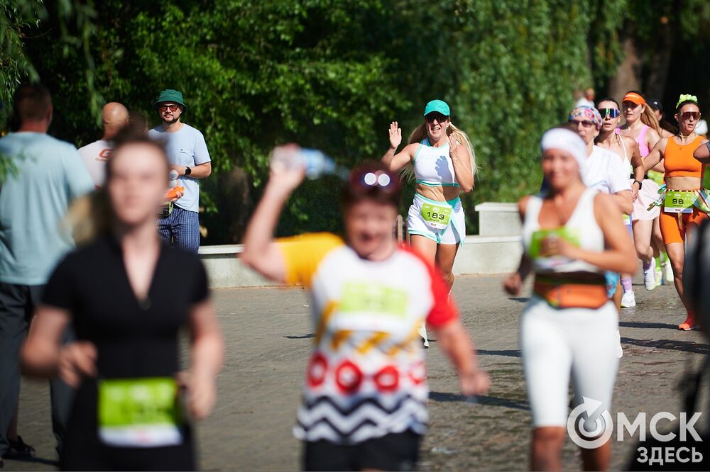 15 июня на Зелёном острове состоялся ежегодный Цветочный забег , в котором принимают участие только женщины. Фото: Илья Петров