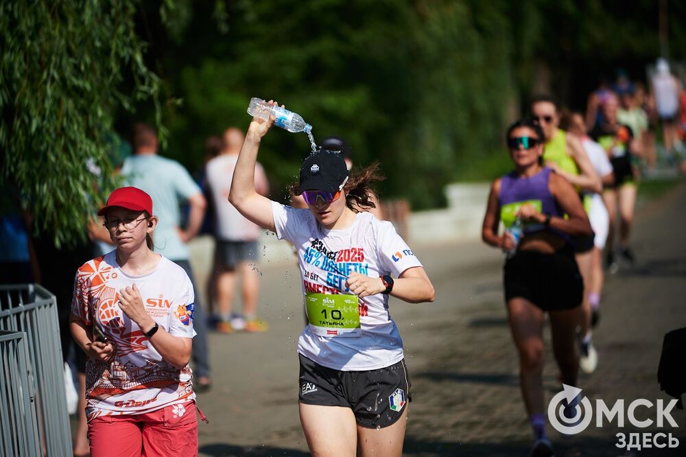 15 июня на Зелёном острове состоялся ежегодный Цветочный забег , в котором принимают участие только женщины. Фото: Илья Петров