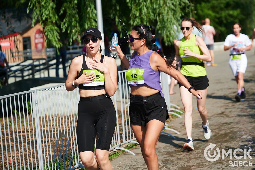 15 июня на Зелёном острове состоялся ежегодный Цветочный забег , в котором принимают участие только женщины. Фото: Илья Петров