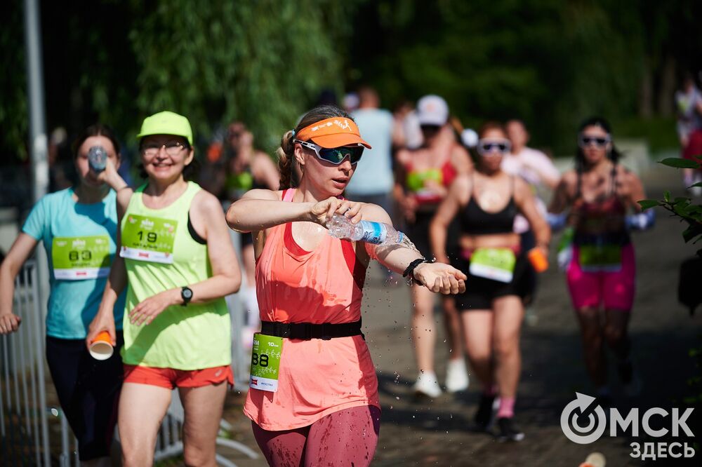 15 июня на Зелёном острове состоялся ежегодный Цветочный забег , в котором принимают участие только женщины. Фото: Илья Петров