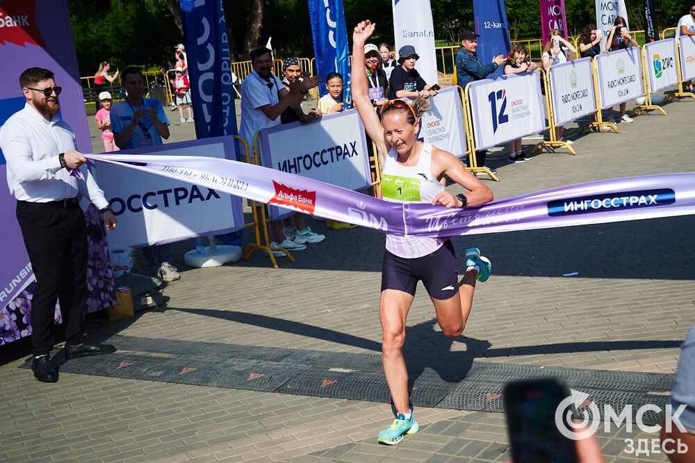 15 июня на Зелёном острове состоялся ежегодный Цветочный забег , в котором принимают участие только женщины. Фото: Илья Петров