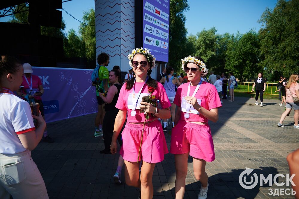 15 июня на Зелёном острове состоялся ежегодный Цветочный забег , в котором принимают участие только женщины. Фото: Илья Петров