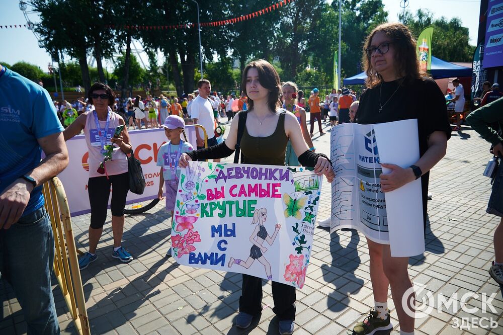 15 июня на Зелёном острове состоялся ежегодный Цветочный забег , в котором принимают участие только женщины. Фото: Илья Петров