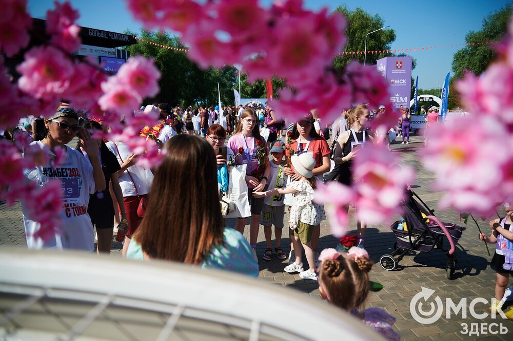 15 июня на Зелёном острове состоялся ежегодный Цветочный забег , в котором принимают участие только женщины. Фото: Илья Петров