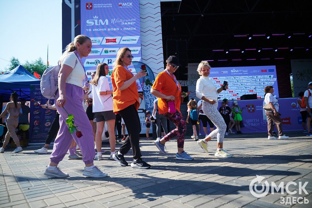 15 июня на Зелёном острове состоялся ежегодный Цветочный забег , в котором принимают участие только женщины. Фото: Илья Петров