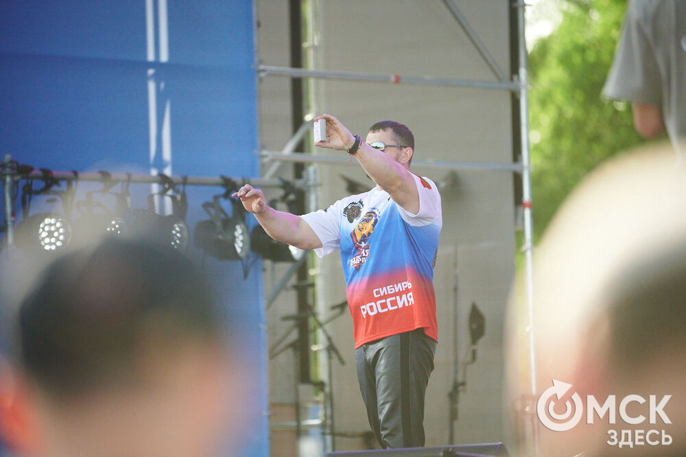 В Омске весело и с размахом отметили День России! Лодки бороздили водную гладь Иртыша, по Любинскому прошёлся "Парад национальностей", а служилые люди стояли "на страже" южных границ. Фото: Илья Петров