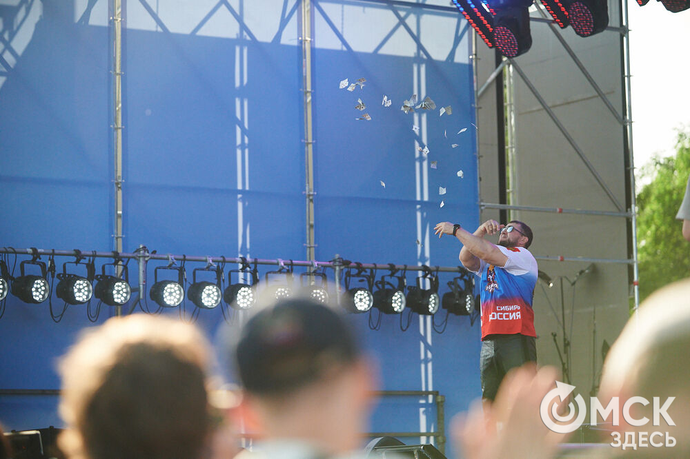 В Омске весело и с размахом отметили День России! Лодки бороздили водную гладь Иртыша, по Любинскому прошёлся "Парад национальностей", а служилые люди стояли "на страже" южных границ. Фото: Илья Петров