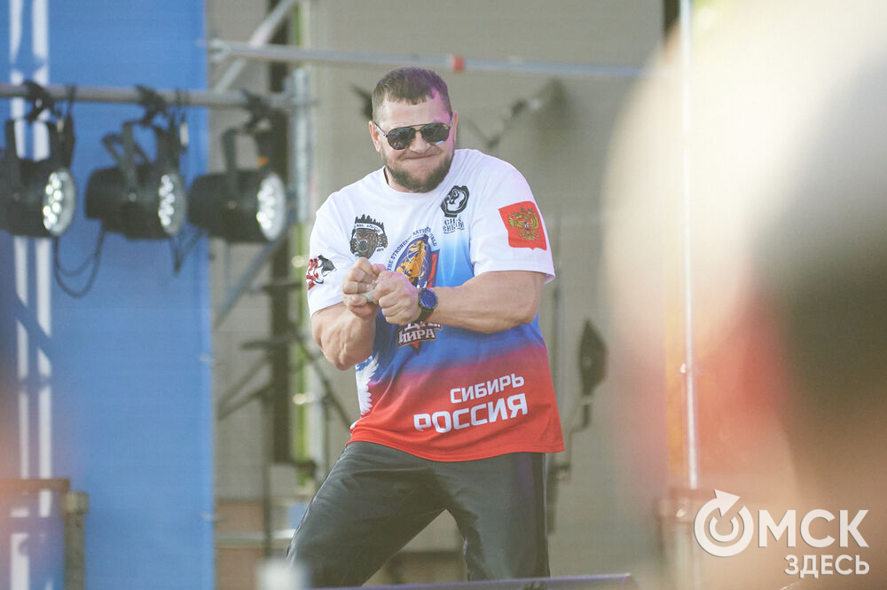 В Омске весело и с размахом отметили День России! Лодки бороздили водную гладь Иртыша, по Любинскому прошёлся "Парад национальностей", а служилые люди стояли "на страже" южных границ. Фото: Илья Петров