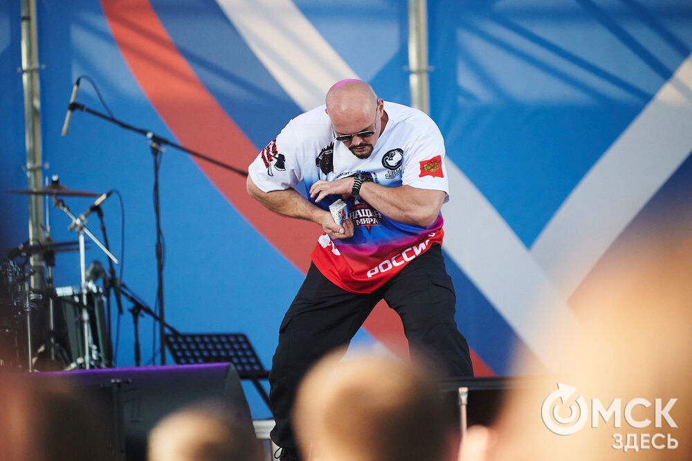 В Омске весело и с размахом отметили День России! Лодки бороздили водную гладь Иртыша, по Любинскому прошёлся "Парад национальностей", а служилые люди стояли "на страже" южных границ. Фото: Илья Петров