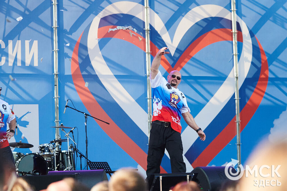 В Омске весело и с размахом отметили День России! Лодки бороздили водную гладь Иртыша, по Любинскому прошёлся "Парад национальностей", а служилые люди стояли "на страже" южных границ. Фото: Илья Петров