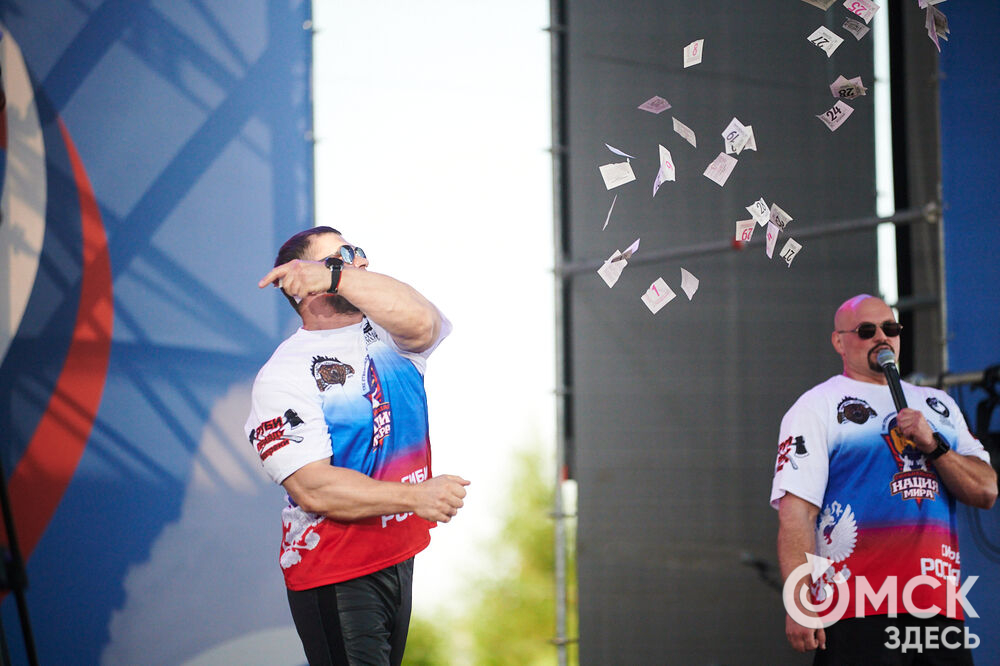 В Омске весело и с размахом отметили День России! Лодки бороздили водную гладь Иртыша, по Любинскому прошёлся "Парад национальностей", а служилые люди стояли "на страже" южных границ. Фото: Илья Петров