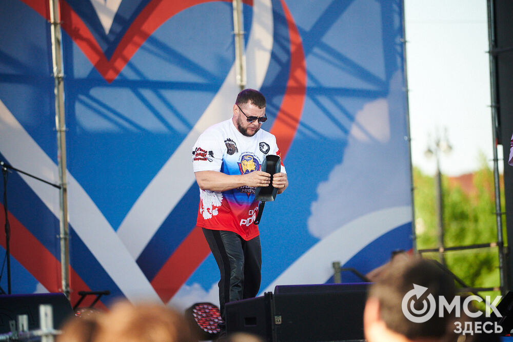 В Омске весело и с размахом отметили День России! Лодки бороздили водную гладь Иртыша, по Любинскому прошёлся "Парад национальностей", а служилые люди стояли "на страже" южных границ. Фото: Илья Петров