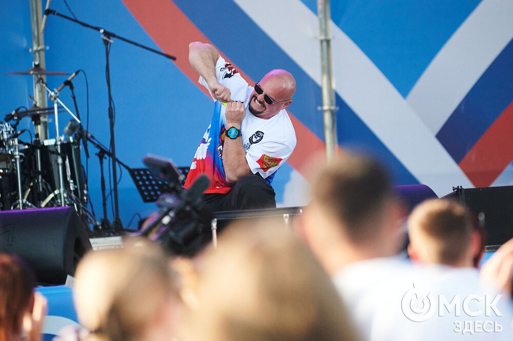 В Омске весело и с размахом отметили День России! Лодки бороздили водную гладь Иртыша, по Любинскому прошёлся "Парад национальностей", а служилые люди стояли "на страже" южных границ. Фото: Илья Петров