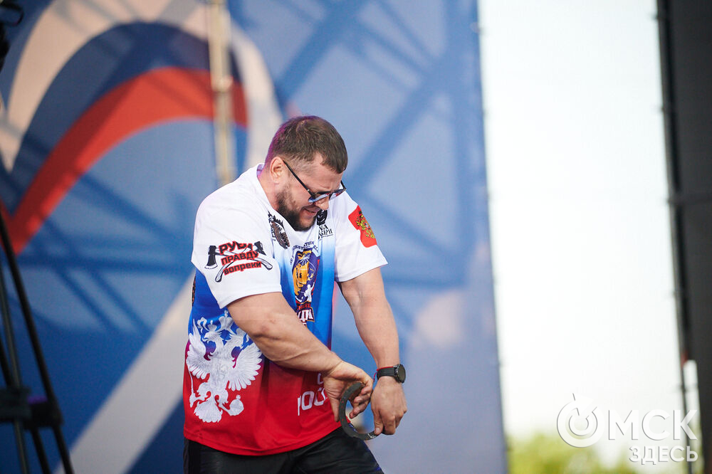 В Омске весело и с размахом отметили День России! Лодки бороздили водную гладь Иртыша, по Любинскому прошёлся "Парад национальностей", а служилые люди стояли "на страже" южных границ. Фото: Илья Петров