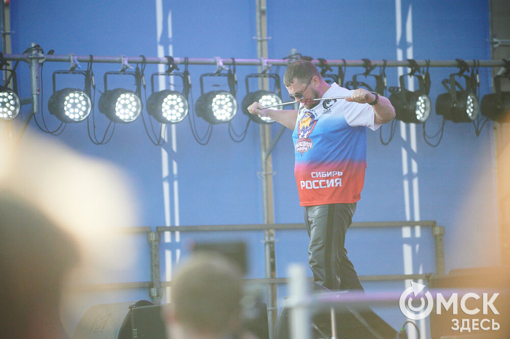 В Омске весело и с размахом отметили День России! Лодки бороздили водную гладь Иртыша, по Любинскому прошёлся "Парад национальностей", а служилые люди стояли "на страже" южных границ. Фото: Илья Петров