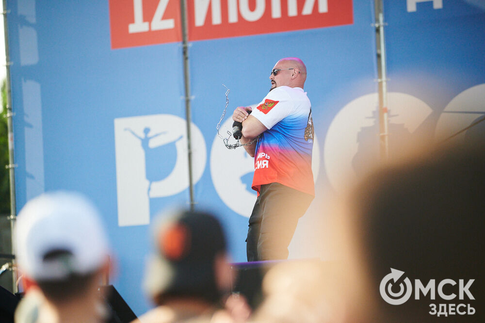 В Омске весело и с размахом отметили День России! Лодки бороздили водную гладь Иртыша, по Любинскому прошёлся "Парад национальностей", а служилые люди стояли "на страже" южных границ. Фото: Илья Петров