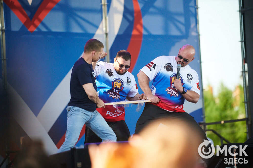 В Омске весело и с размахом отметили День России! Лодки бороздили водную гладь Иртыша, по Любинскому прошёлся "Парад национальностей", а служилые люди стояли "на страже" южных границ. Фото: Илья Петров