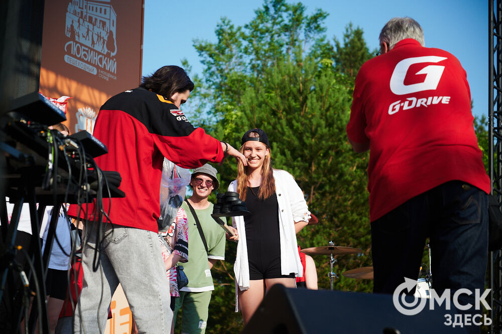 В Омске весело и с размахом отметили День России! Лодки бороздили водную гладь Иртыша, по Любинскому прошёлся "Парад национальностей", а служилые люди стояли "на страже" южных границ. Фото: Илья Петров