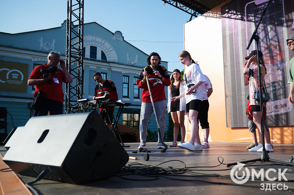 В Омске весело и с размахом отметили День России! Лодки бороздили водную гладь Иртыша, по Любинскому прошёлся "Парад национальностей", а служилые люди стояли "на страже" южных границ. Фото: Илья Петров