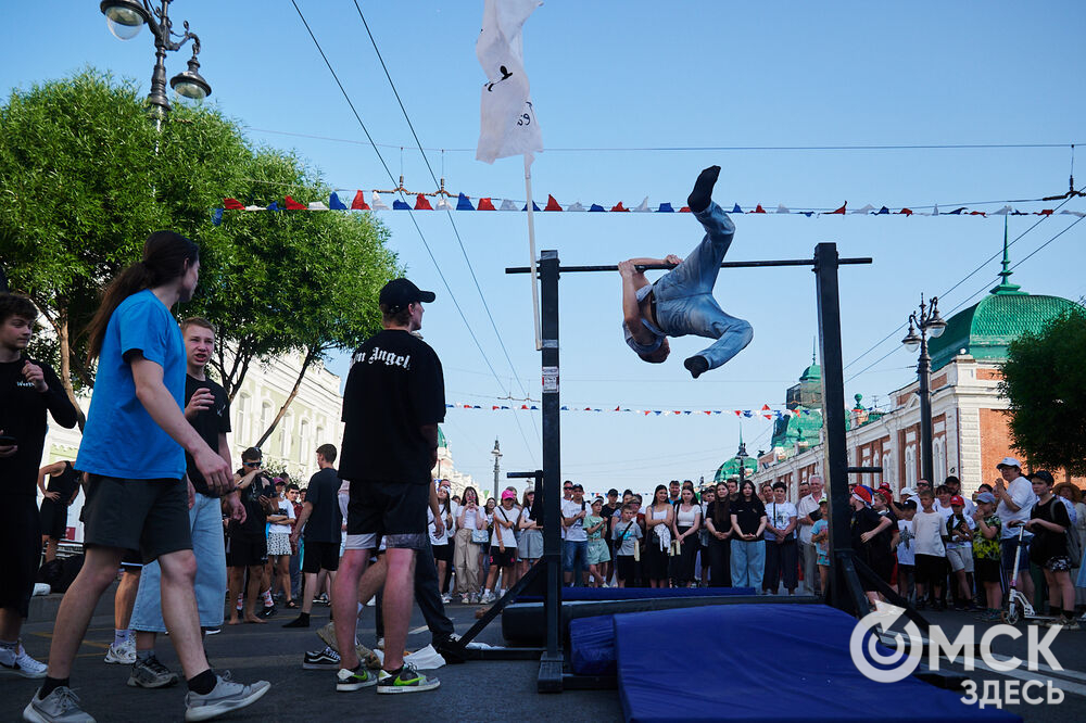 В Омске весело и с размахом отметили День России! Лодки бороздили водную гладь Иртыша, по Любинскому прошёлся "Парад национальностей", а служилые люди стояли "на страже" южных границ. Фото: Илья Петров