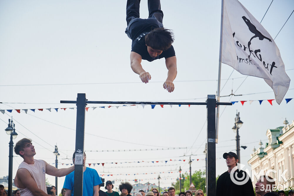 В Омске весело и с размахом отметили День России! Лодки бороздили водную гладь Иртыша, по Любинскому прошёлся "Парад национальностей", а служилые люди стояли "на страже" южных границ. Фото: Илья Петров