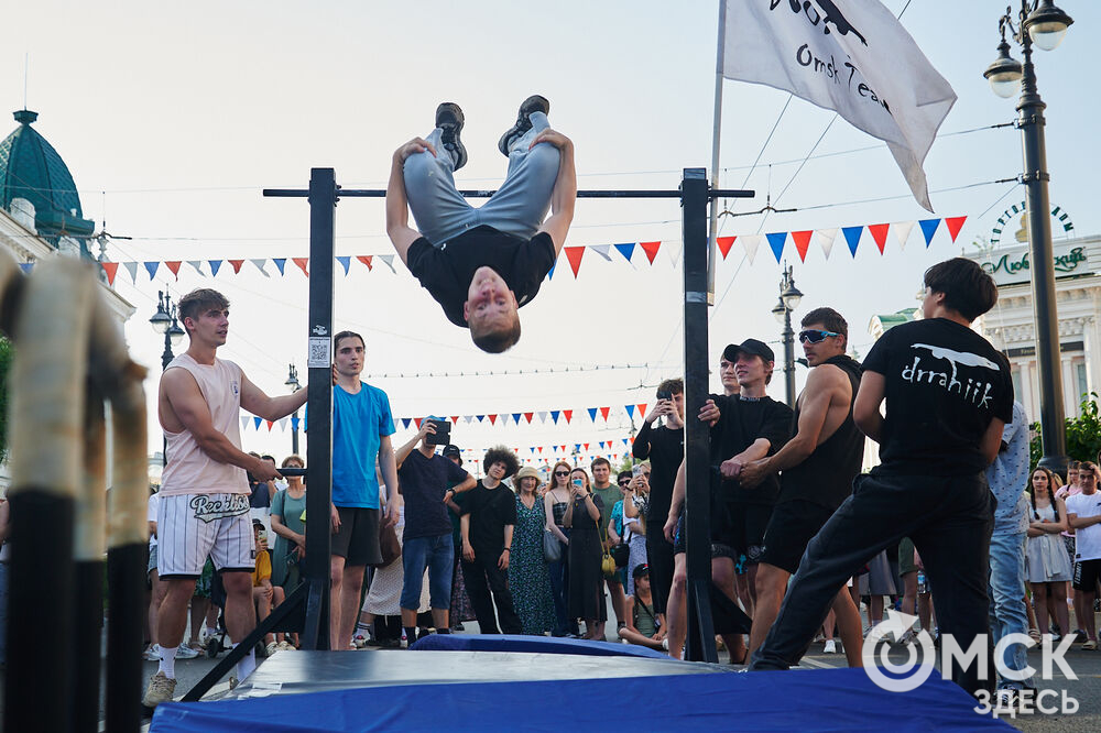 В Омске весело и с размахом отметили День России! Лодки бороздили водную гладь Иртыша, по Любинскому прошёлся "Парад национальностей", а служилые люди стояли "на страже" южных границ. Фото: Илья Петров